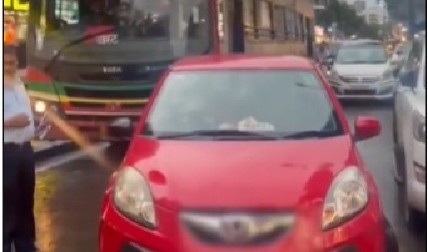 NEPROPISNO PARKIRANO VOZILO RAZBESNELO PROLAZNIKE Kada su videli ko sedi za volanom, umalo se onesvestili od šoka! (VIDEO)