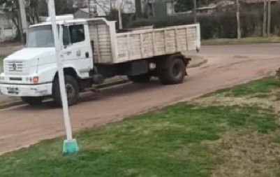 ''DA LI JE OVO SKRIVENA KAMERA?'' Radnici asfaltirali put, pa napravili bizarnu grešku, ceo internet plače od smeha! (VIDEO)