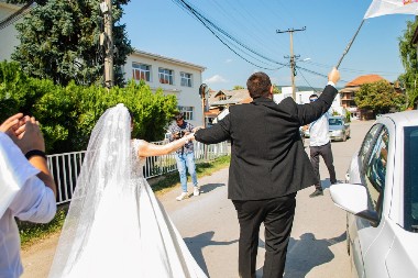 ŠOK ISPOVEST SRBINA KOJI JE OŽENIO ALBANKU Kupio poklone, platio prevodioca,  A ONDA JE USLEDIO HLADAN TUŠ! (VIDEO)