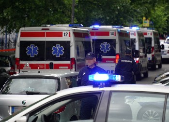 UŽAS NA VOŽDOVCU: Otac bacio dete (3) sa pet metara visine!