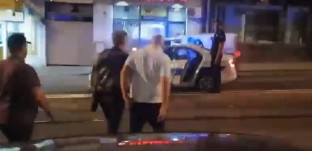 PRIVEDEN NAPADAČ NA BRANKU LAZIĆ: Policija ekspresno reagovala nakon incidenta na Voždovcu (VIDEO)