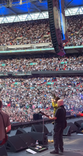 MUŠKARAC PAO SA TRIBINE, POGINUO NA LICU MESTA Tragedija na koncertu čuvene grupe