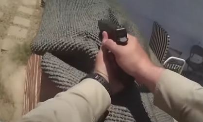 UZNEMIRUJUĆI SADRŽAJ! PROCURIO SNIMAK PUCNJAVE U KOMŠILUKU Izvadio pištolj pa krenuo da rešeta, jeziva scena u kafiću (VIDEO)