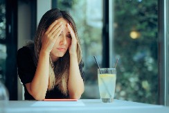 SAMO JE SELA NA KAFU SA DEČKOM, DOBILA JE MISTERIOZNU PORUKU Na papiriću je pisalo "BEŽI, devojko, dok možeš!"