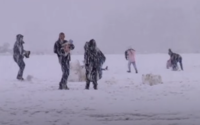 VEJE SNEG, HILJADE LJUDI BEZ STRUJE Dosta automobila zaglavljeno u mećavi (FOTO)