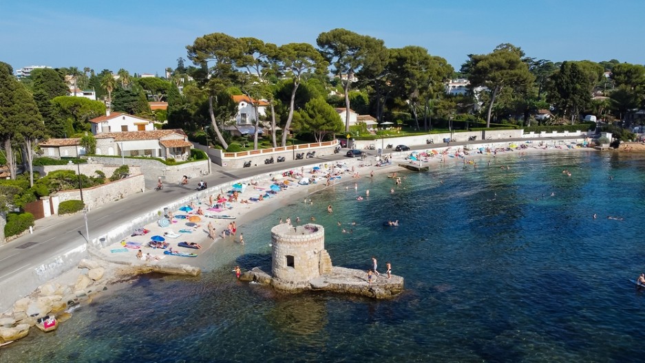 MASOVNO TROVANJE NA PLAŽI U POPULARNOM LETOVALIŠTE Više od 100 ljudi završilo u bolnici nakon kupanja u moru