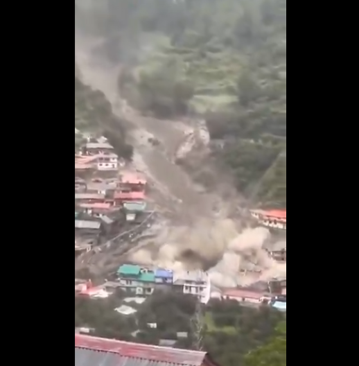 STRAVIČNA BUJICA RAZARA SELO, PREPLAŠENI LJUDI VRIŠTE Četiri osobe poginule, 50 se vodi kao nestalo (FOTO/VIDEO)