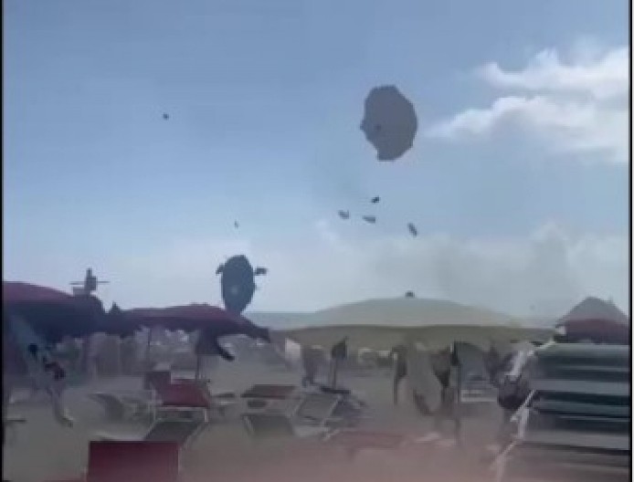 TORNADO POGODIO PLAŽU KOD RIMA! Panika među turistima, povređena jedna žena! (VIDEO)
