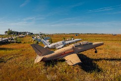 GROBLJE ZABORAVLJENIH RATNIH AVIONA I VOZOVA Gomila smeća koju niko ne želi