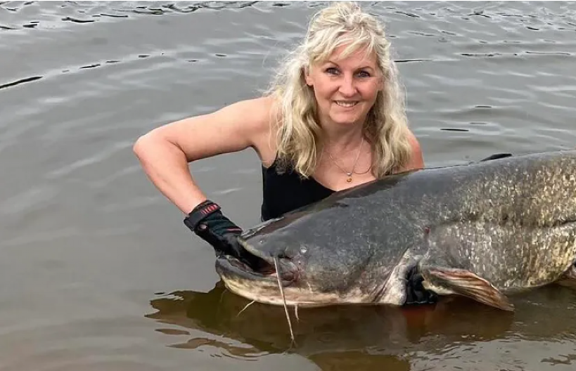 UPECAO JE SOMA DUGOG 268 CENTIMETARA! Ribolovac se borio 50 minuta: "Otimao se, bilo je žestoko"