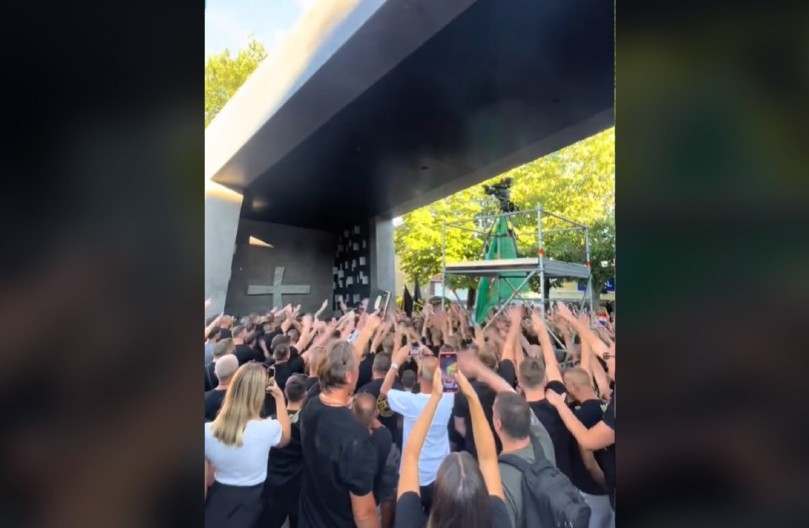 FAŠISTIČKO LUDILO U KNINU: Hrvatska slavi Oluju nacističkim pozdravima! (VIDEO)