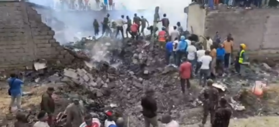 AVION SE SRUŠIO NA STAMBENU ZGRADU! Stižu stravični snimci iz Kenije (VIDEO)