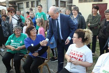 REKORD BACANJA KAMENA S RAMENA – 12 kilograma za 12 metara   obeležio je Miholjske susrete sela