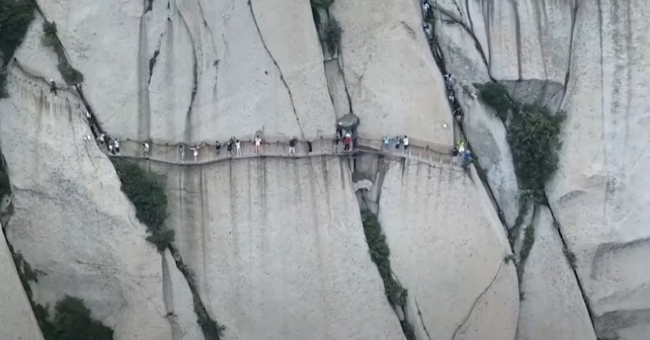 HOROR NA VISEĆEM MOSTU U KINI – turisti pali u ambis, pet mrtvih!