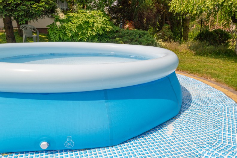 STRUJA UBILA OCA I SINA (9) DOK SU BILI U BAZENU Stradali pred očima užasnute porodice, tragedija u komšiluku