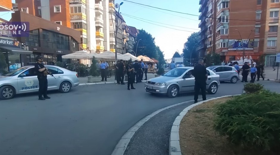 NOVI TALAS REPRESIJE! Kurtijeva policija hapsi Srbe na javnom skupu u Mitrovici