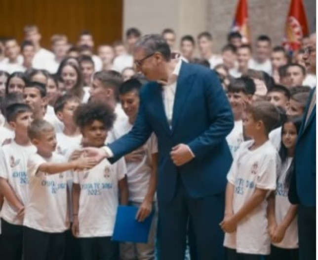 "LJUBAV KOJU PRUŽATE SRBIJI BIĆE VAM VRAĆENA NA NAJLEPŠI NAČIN OD VAŠE DRŽAVE" Vučić objavio snimak sa mladim srpskim sportistima iz 18 zemalja (VIDEO)
