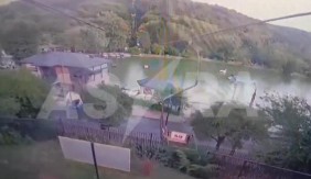 JEZIV SNIMAK IZ DRUGOG UGLA: Pogledajte trenutak kada je PUKLA ŽIČARA sa turistima u Rusiji (VIDEO)