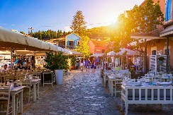 "SMRDE KAO LAVOVI!" Srpske turiste iznenadili nezvani gosti na plaži u Grčkoj (FOTO)