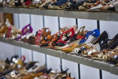 SRPSKU PEVAČICU SU OSUDILI ZBOG NJIH, A ONE POSTALE IN, PRODAJU SE KAO ALVA Prošetajte samo po tržnim centrima, ove sandale su svuda, Srpkinje ih sumanuto kupuju