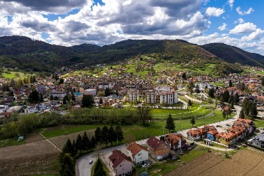 ZBOGOM, BEOGRADSKI ASFALTE Mina i Jovan otišli na selo kod Kosjerića – prave sir i uživaju sa decom