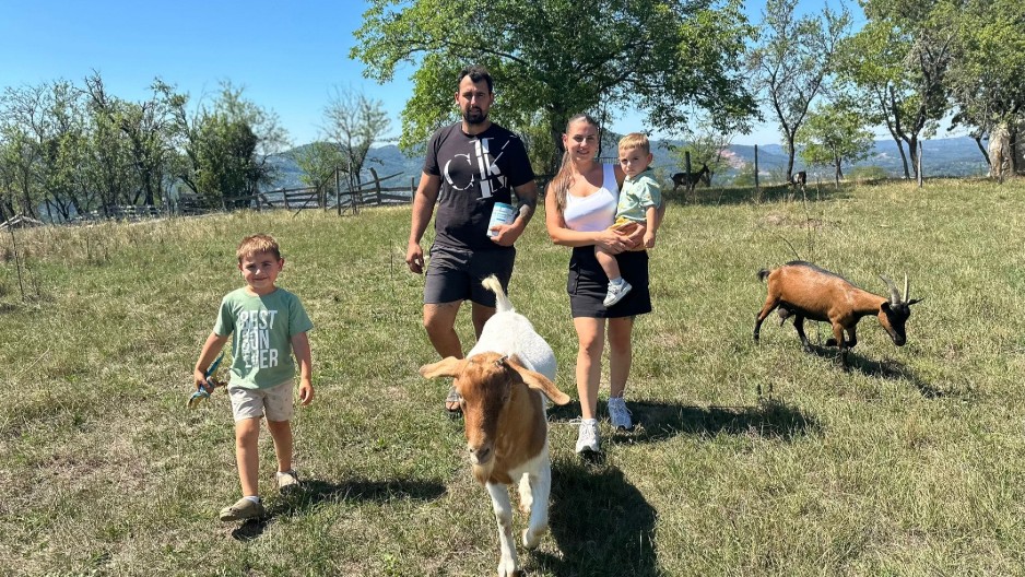 MINA I JOVAN ZAMENILI BEOGRAD SELOM KOD KOSJERIĆA Kuću kupili uz pomoć konkursa: "Muzemo koze i pravimo sir" (FOTO)