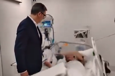 BOLESNO, IZMONTIRALI DA MINISTAR GLIŠIĆ PADA SA KREVETA Novo dno dna blokadera tviteraša (VIDEO)