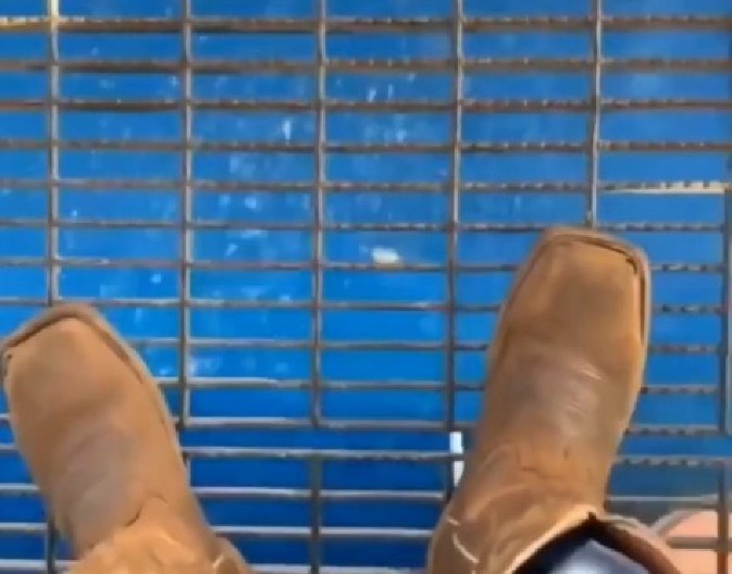 STRAVIČAN PRIZOR SA NAFTNE PLATFORME Radnik bacio hranu u okean, iz dubine izletela stvorenja koja LEDE KRV U ŽILAMA! (VIDEO)