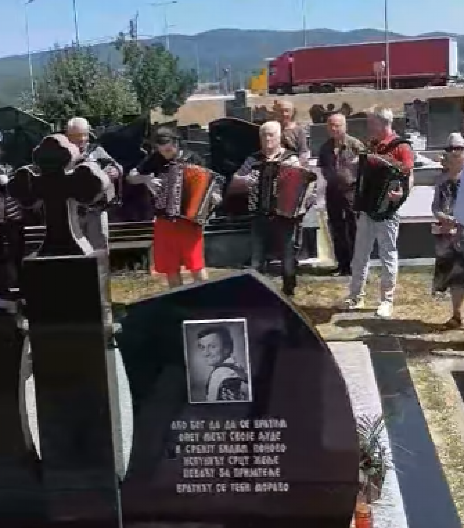 GROBLJEM ODJEKUJE MUZIKA Četvorica harmonikaša odala počast legendarnom kompozitoru! (VIDEO)