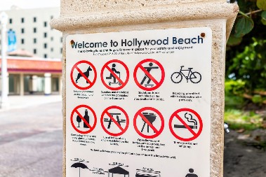 AKO NOSITE KUPAĆI VAN PLAŽE, SKUPLJATE ŠKOLJKE, PIJETE NA JAVNOM MESTU... SLEDI VAM PAPRENA KAZNA Turisti ovog leta prolaze kao bosi po trnju