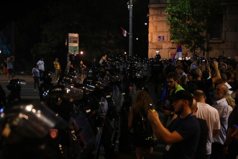 "BACI KOBRE DA SE IGRAMOOO..." Ovo je mrtav 'ladan napisao opozicioni novinar, likuje što pripadnik Kobri krvari! (FOTO)