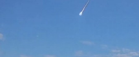 VATRENA LOPTA SE POJAVILA NA NEBU USRED BELA DANA Probila je krov kuće u deliću sekunde - šokirani čovek je u neverici gledao šta se dešava