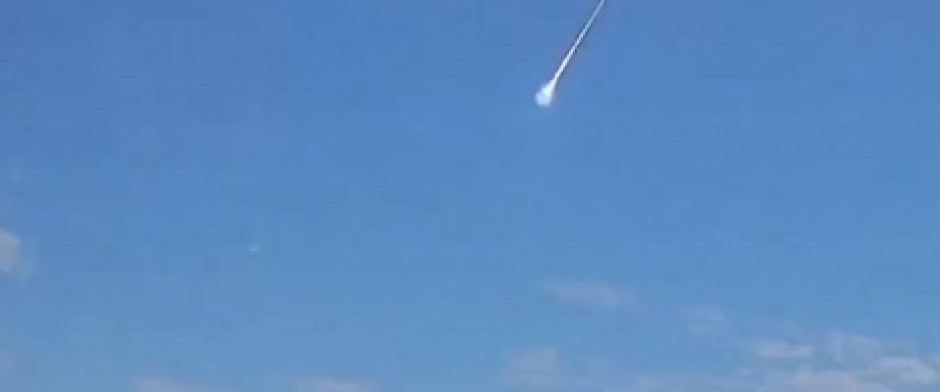 VATRENA LOPTA SE POJAVILA NA NEBU USRED BELA DANA Probila je krov kuće u deliću sekunde - šokirani čovek je u neverici gledao šta se dešava