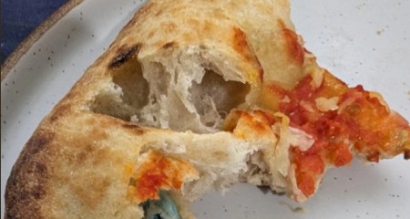 MUŠKARAC KUPIO SMRZNUTU PICU, PA DOŽIVEO HOROR Kad je zagrizao i shvatio šta je unutra, ZALEDILA MU SE KRV U ŽILAMA! (FOTO)