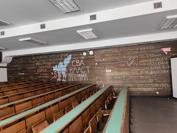 LUDACI! Blokaderski vandalizam na Filozofskom fakultetu: Sala 101 uništena nakon meseci okupacije (FOTO)