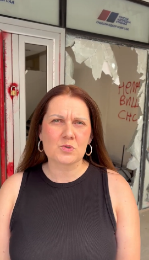 "TAKO BI SUTRA IZGLEDALA I NAŠA SRBIJA DA ONI DOĐU NA VLAST" Novosađanka ispred demoliranih prostorija SNS: Jeziv napad blokadera (VIDEO)