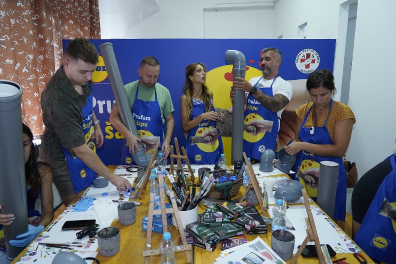 „PRUŽAM TI ŠAPU“ – LIDL DONIRAO TONU HRANE NAPUŠTENIM ŽIVOTINJAMA