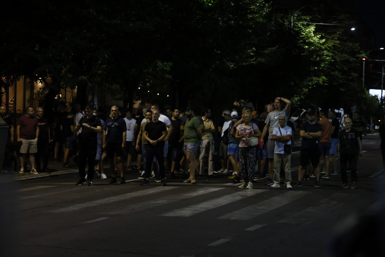 POGLEDAJTE ŠTA SU SVE SINOĆ RADILI BLOKADERI NASILNICI ŠIROM SRBIJE: Nisu imali granica, pogledajte sve detalje (VIDEO)