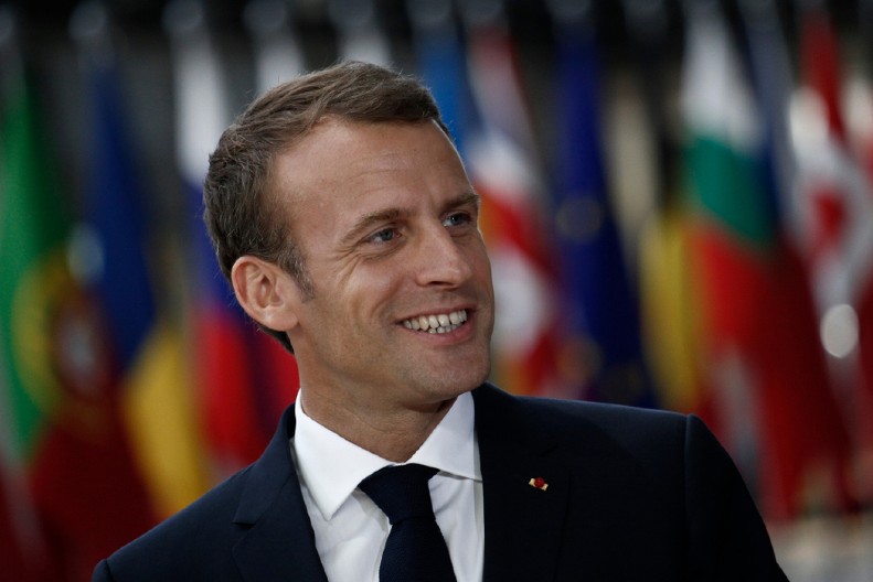 OVO NISMO OČEKIVALI! Makron pokazao trbušnjake na jugu Francuske: Predsednik u opuštenom izdanju (FOTO)