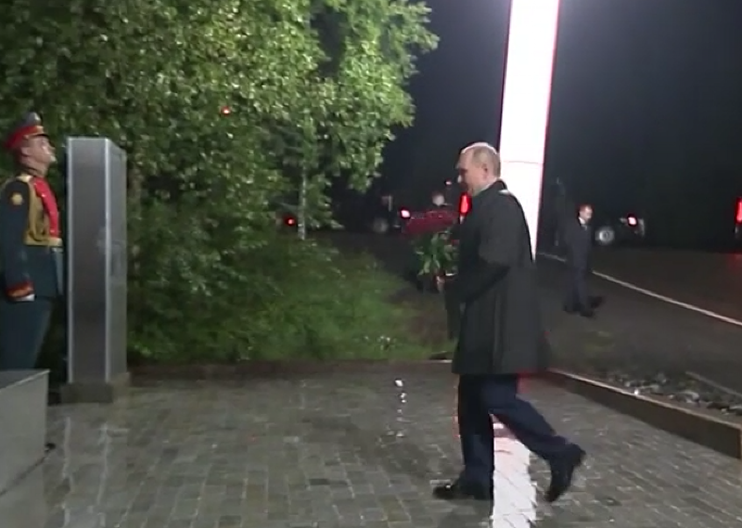PUTIN PRED SPOMENIKOM JUNACIMA RATA Položio cveće pilotima (VIDEO)