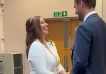 NEVIĐENA BLAMAŽA NA VENČANJU Mladoženja umesto imena bivše izgovorio ovo, snimak zapalio mreže! (VIDEO)