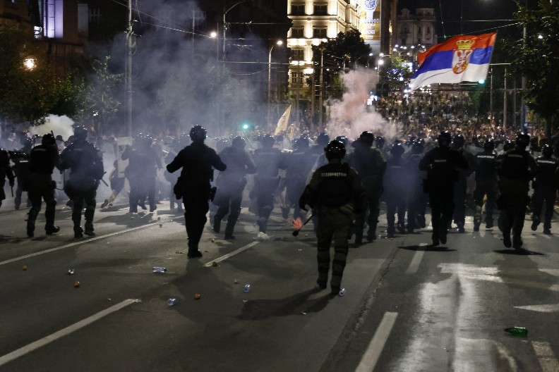 DVOJICA DEMONSTRANATA NA SASLUŠANJU DANAS PRIZNALA KRIVICU! Napadali su policajce i gađali ih flašama