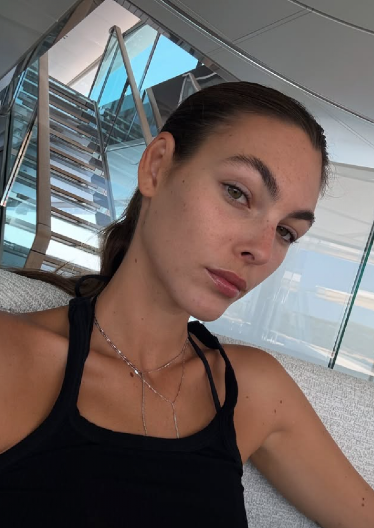 DEVOJKA LEONARDA DIKAPRIJA OBJAVILA FOTKU U TOPLESU Mankenka pozirala bez gornjeg dela kupaćeg kostima! (FOTO)