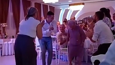 PRABAKA IZ SRBIJE NAPRAVILA ŠOU NA ROĐENDANU Izula se, pa đuskala kao tinejdžerka - gosti u neverici! (VIDEO)