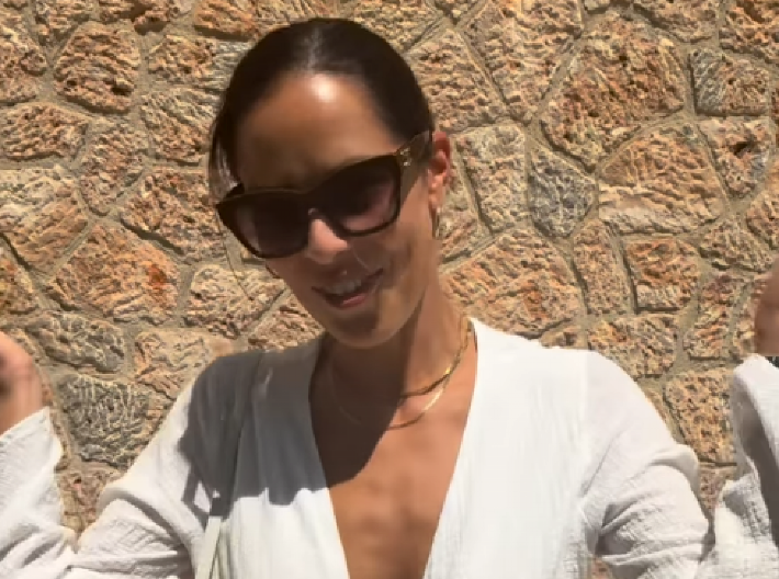 ANA IVANOVIĆ NAKON RAZVODA PROVOCIRA Teniserka se snimila u providnoj haljini! (VIDEO)