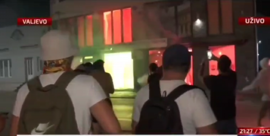 USTAŠE U VALJEVU ZAPALILE STAMBENU ZGRADU!  Hoće da spale žive ljude kao ukronacisti u Odesi! (VIDEO)