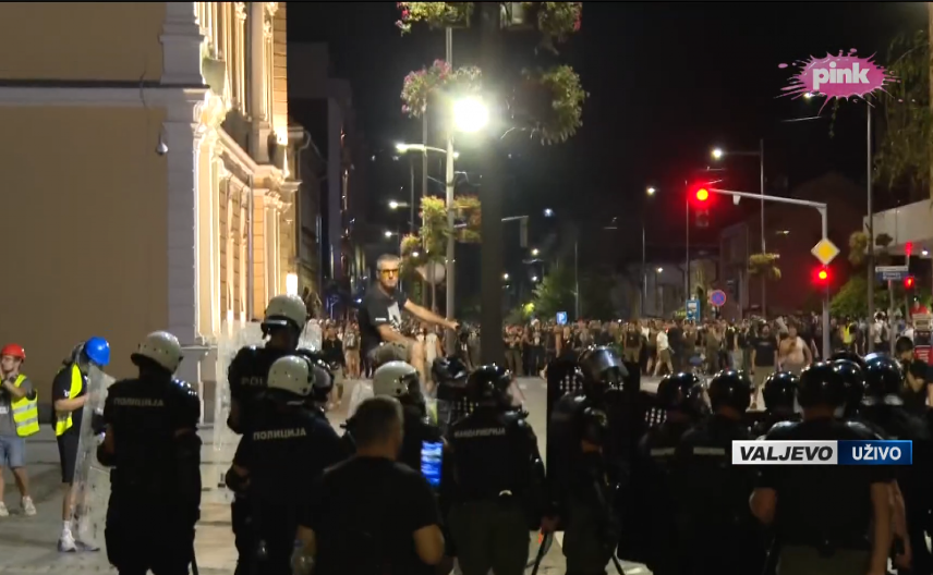 TERORISTIMA OVO KAO DA JE CRTANI DOK UNIŠTAVAJU ZEMLJU! Blokaderi bacaju klikere na žandarmeriju