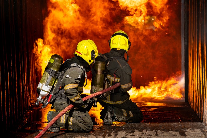 ZGRADA I SKLADIŠTE U PLAMENU! Sumnja na podmetanje požara