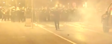 I N1 PRIZNAO JAVNO, SVE CRNO NA BELO: Blokaderi u Valjevu pirotehnikom napadali policiju! (VIDEO)