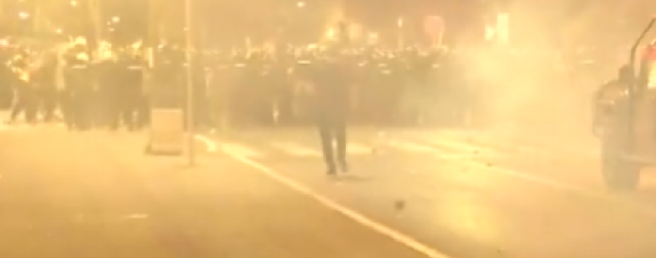 I N1 PRIZNAO JAVNO, SVE CRNO NA BELO: Blokaderi u Valjevu pirotehnikom napadali policiju! (VIDEO)